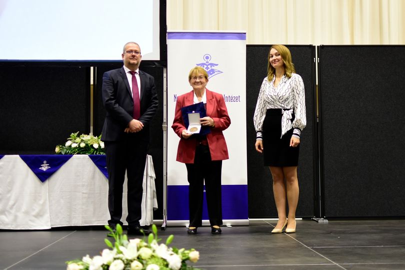 Lehet, hogy egy kép erről: 3 ember, emelvény és szöveg